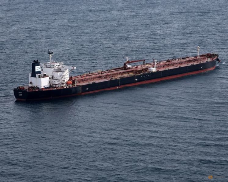 Oil settles down more than 1% at 2-week lows on fears of glut