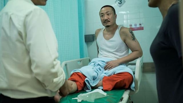 郑中基拍戏意外骨裂，痔疮爆掉裤子全是血！