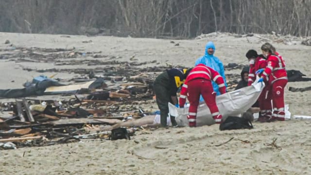 意大利发生沉船事故 至少59名非法移民亡包括12童