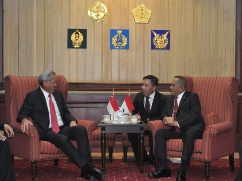 Dr Ng (left) meeting with Indonesian Defence Minister GEN (Rtd) Ryamizard Ryacudu at Indonesia’s Ministry of Defence. Photo: MINDEF Dr Ng (left) meeting with Indonesian Defence Minister GEN (Rtd) Ryamizard Ryacudu at Indonesia’s Ministry of Defence. Photo: MINDEF