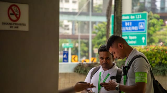环境局到垃圾虫出没热点展开执法行动 向违例者共开出125张罚单