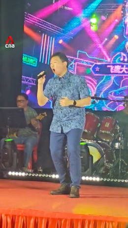 Minister Chee Hong Tat sings in Hokkien at Toa Payoh getai