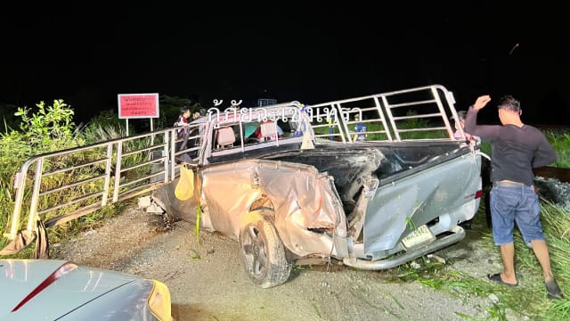 泰国货运列车撞向卡车 造成八死五伤