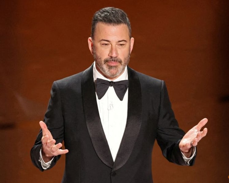 Jimmy Kimmel returns to late-night television from six-day suspension