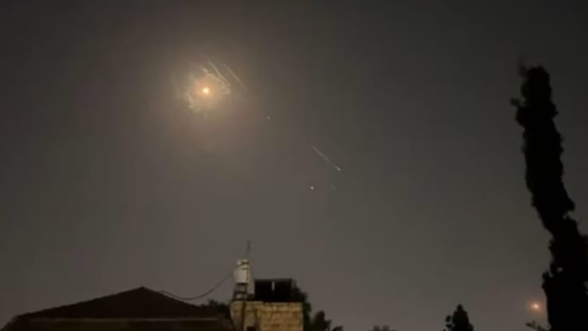 Iran lancar dron serang Israel Iran lancar dron serang Israel