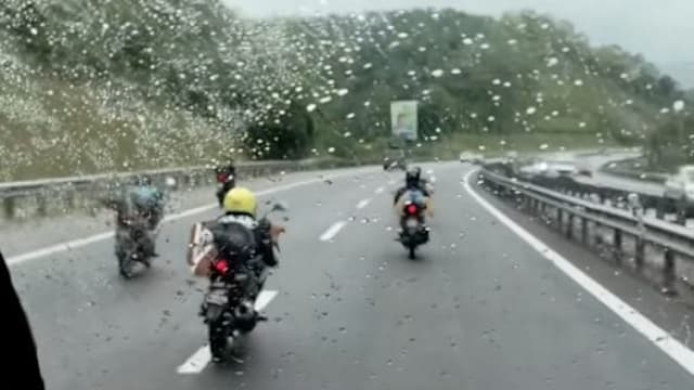 马国飙车族扮“超人姿势”飙车 阻救护车救援引热议