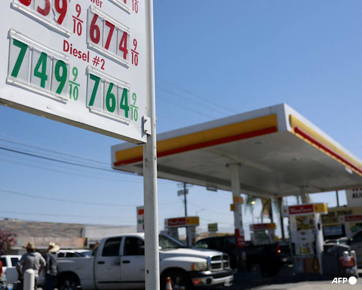 Oil falls as Trump pledges economic war on Iran