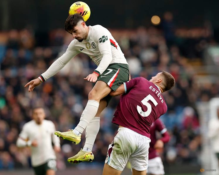 Chelsea close gap on leaders Arsenal with 2-0 win at Burnley
