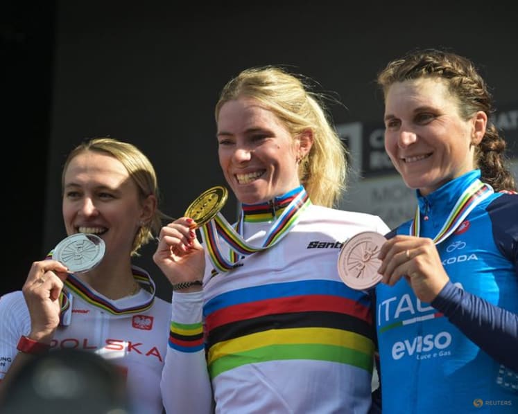 Vollering edges rival Niewiadoma-Phinney for road race world title