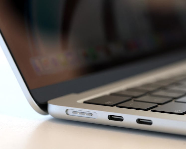 Man who sued woman for S$3 million after being rejected gets more cheating charges over fake MacBooks