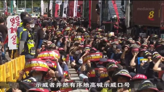 韩国上万名货车司机罢工 要求政府保障收入