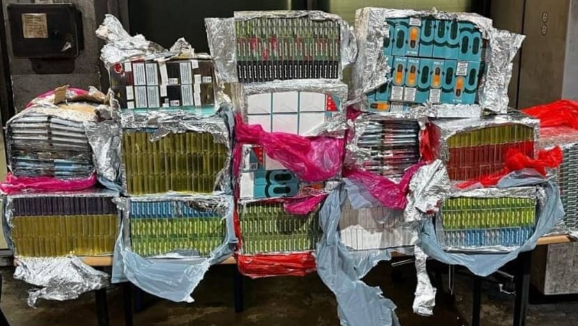 400 pengewap elektronik, 8,100 peralatan berkaitan ditemui dalam lori angkut buah di Pusat Pemeriksaan Woodlands