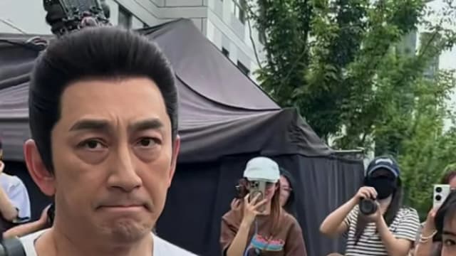 皮肤松弛、眼袋严重……吴启华瞬间老了10岁！