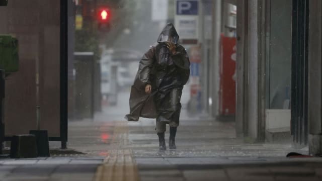 台风卡努吹袭日本南部 扰乱交通
