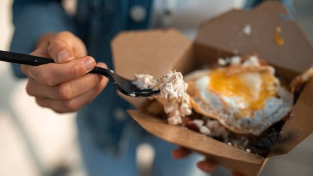 打包的饭盒微温也要重新加热　这时候的食物是细菌快速繁殖的温床！