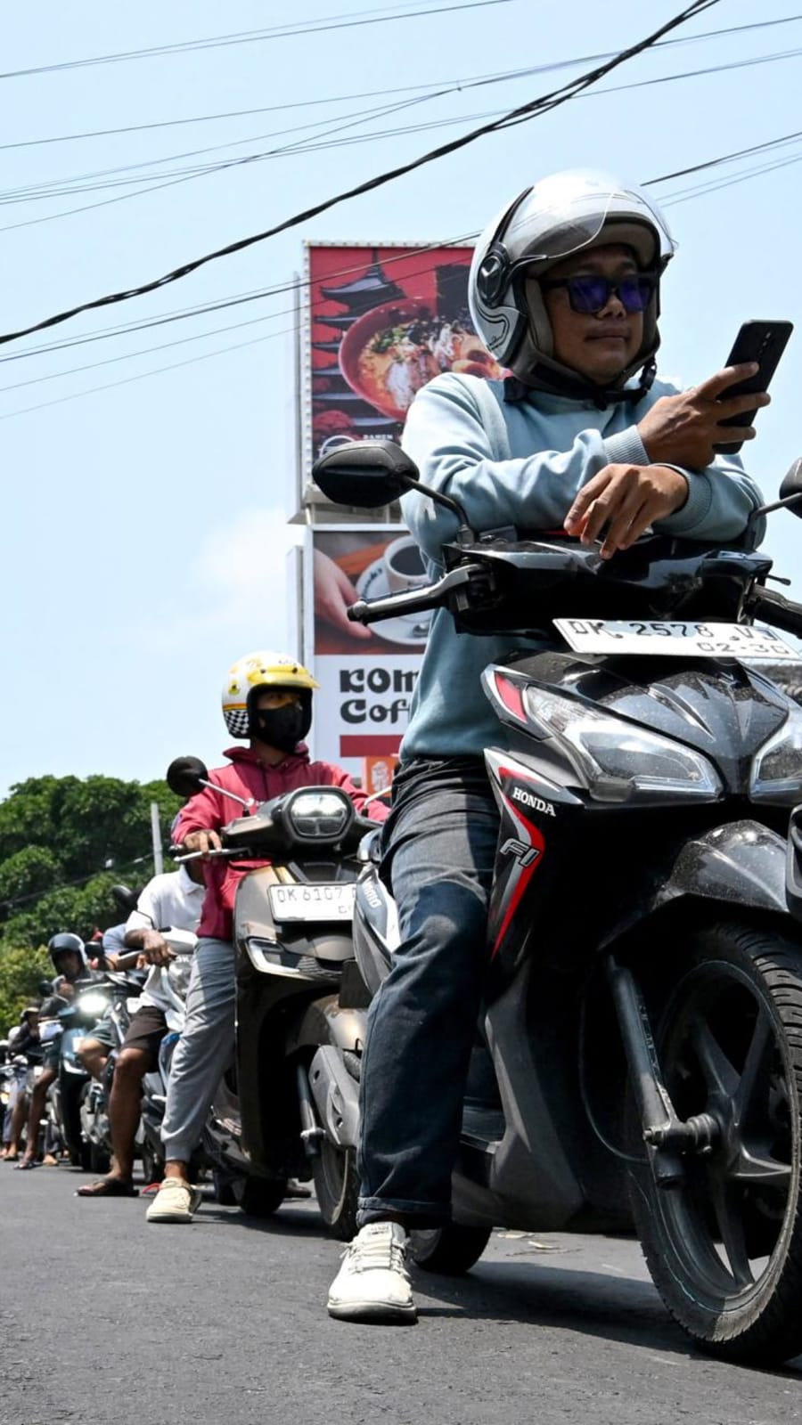 Fuel shortage triggers queues on resort island Bali