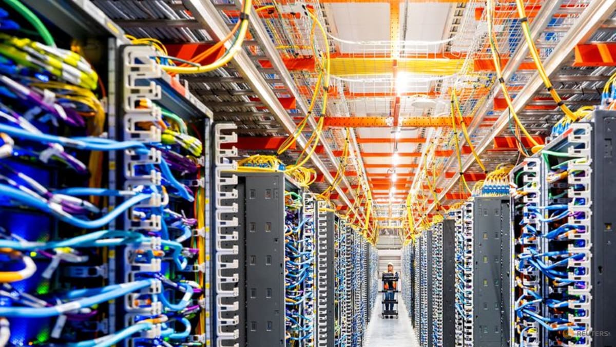 Amazon tops cloud expectations on strong AI demand, shares dip? — GLOBAL — ERYU PROJECT