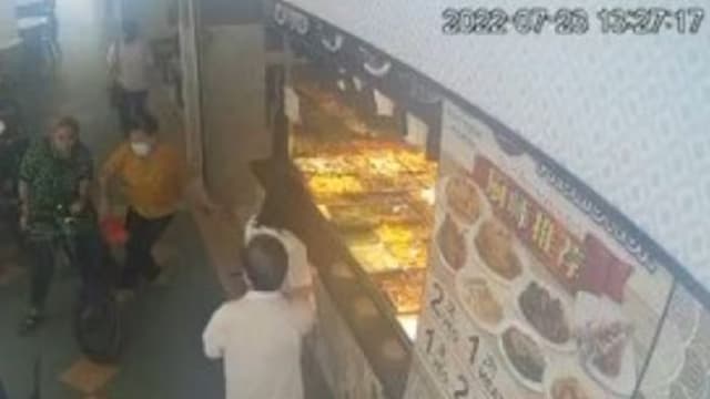 骑脚踏车撞倒八旬老妇还骂她 清洁工判监两周