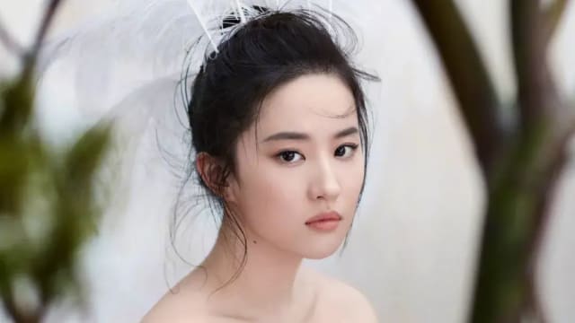 自嘲是全家最丑　刘亦菲一家三代照片曝光