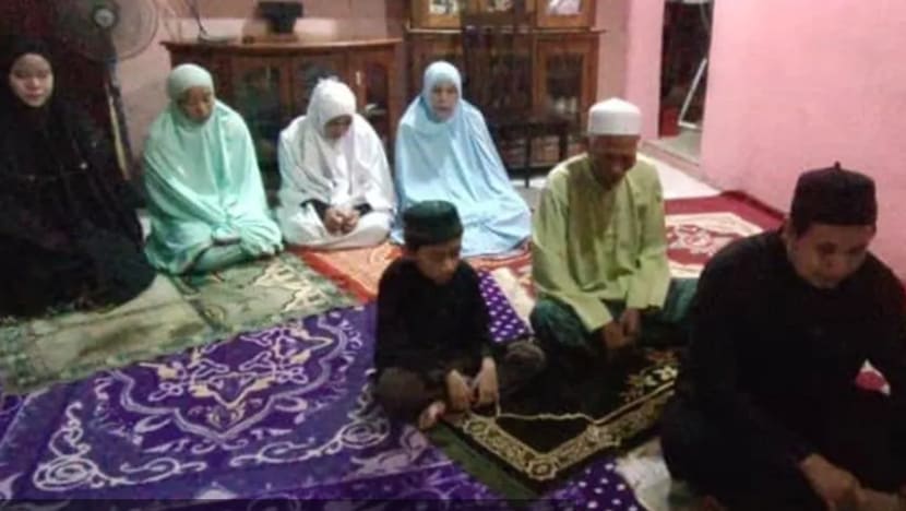 Teruja jadi imam, baca khutbah solat Aidilfitri bersama keluarga Teruja jadi imam, baca khutbah solat Aidilfitri bersama keluarga