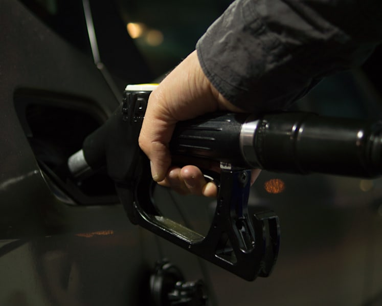 Encourage self-payments at petrol kiosks to curb polluting car queues