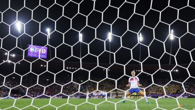 England beat Sweden in sensational penalty shoot-out to reach Women's Euro semis
