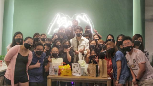 阔别2年有余　张哲通周末约会“通心粉”