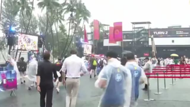烟霾笼罩F1赛场 车迷观赛后感不适戴口罩防护
