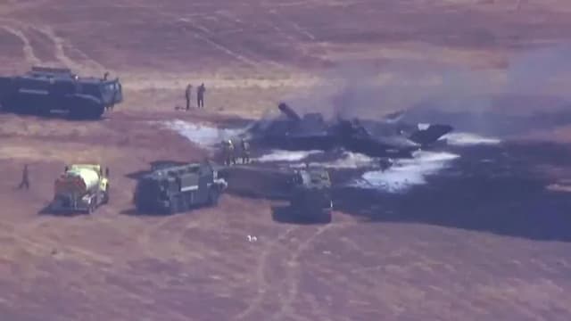美国F-35B战机坠毁起火 飞行员弹射逃生