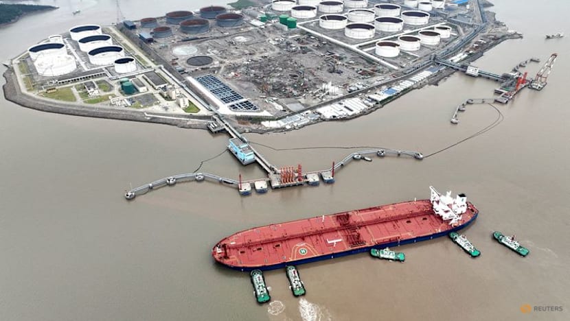 Oil settles lower on stronger dollar, fears of oversupply