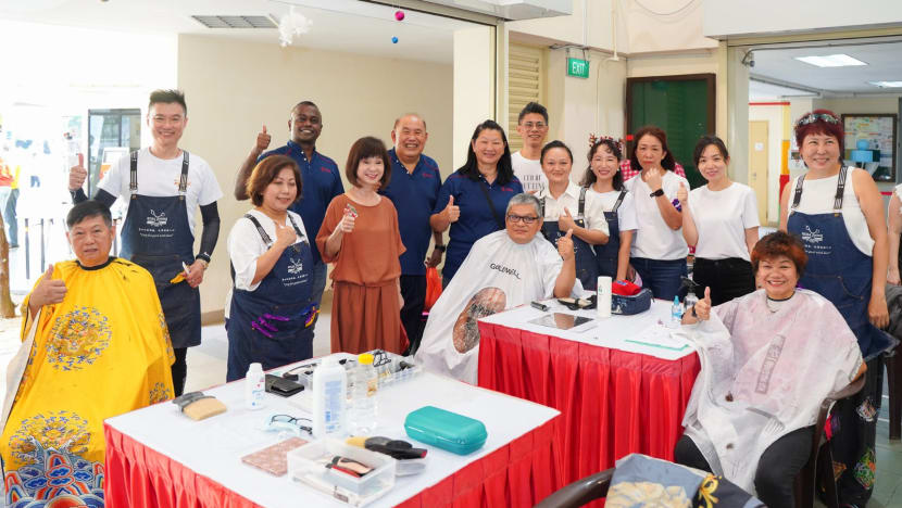 Khidmat gunting rambut percuma, barangan dapur bagi 100 keluarga bergaji rendah di Hong Kah North