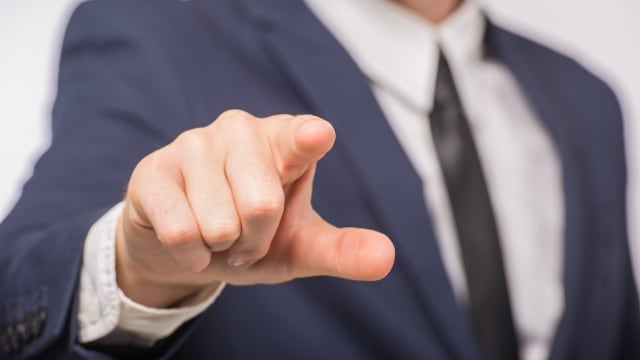 台湾律师不满柜姐服务态度 威胁让她“没工作”