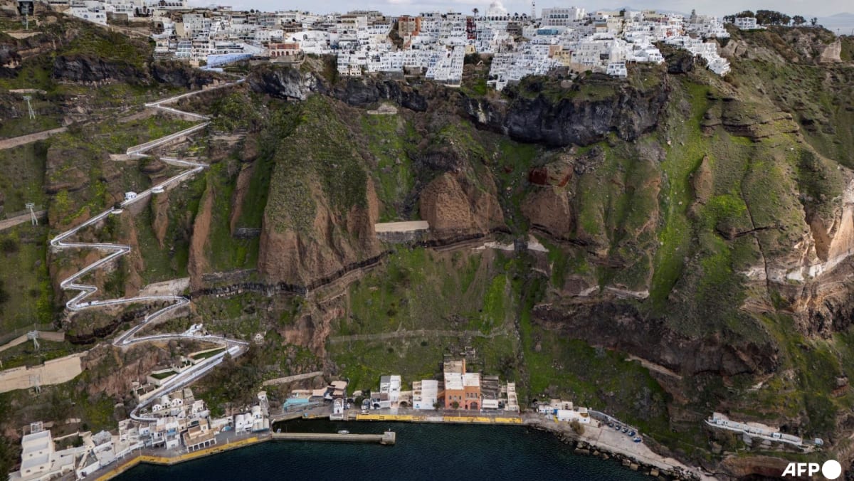 Thousands leave as fresh tremors shake Santorini
