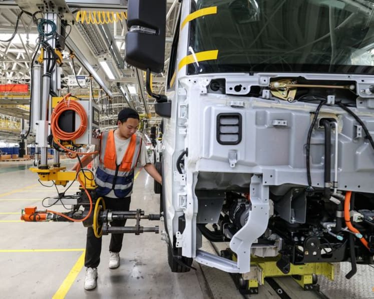 Commentary: Elon Musk and Bill Gates were both wrong on the future of trucks