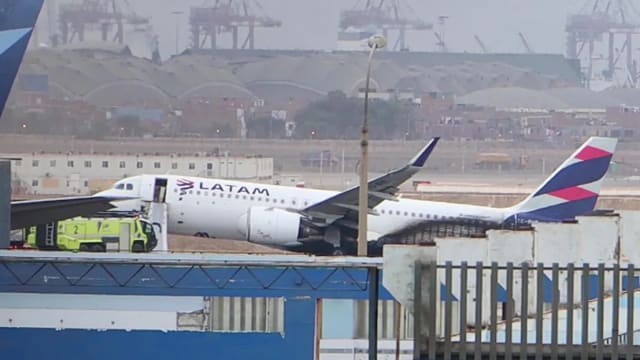 南美航空客机起飞时撞到消防车 造成两人死亡