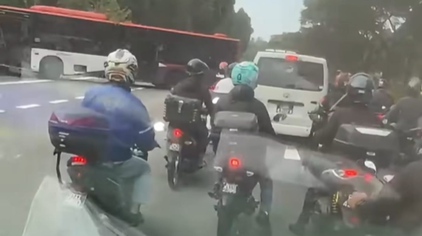 武吉知马快速公路连环车祸 巴士失控冲到反方车道