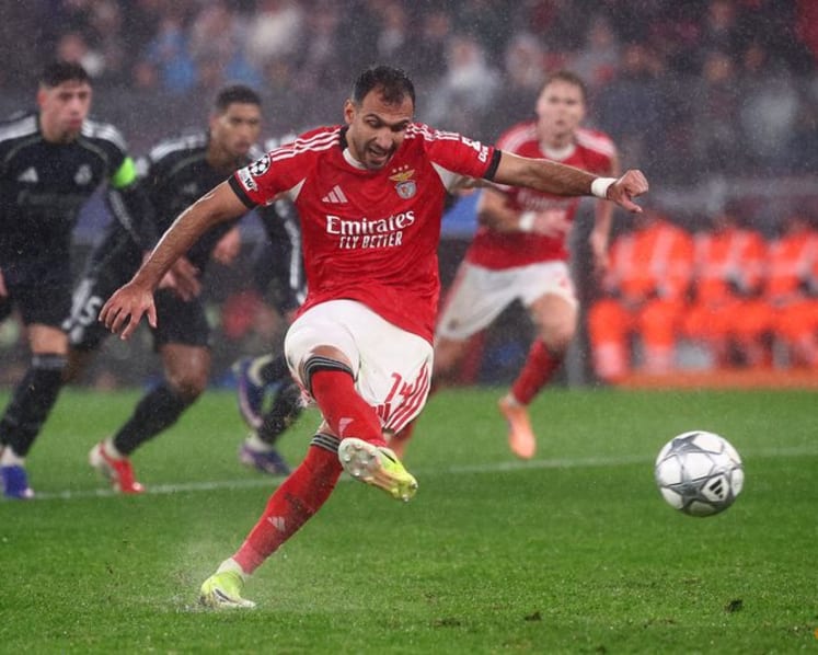 Goalkeeper scores at death to keep Benfica in Champions League with 4-2 win over Real Madrid
