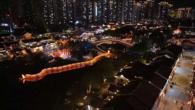 春节将至 中国各地忙备璀璨灯饰迎蛇年