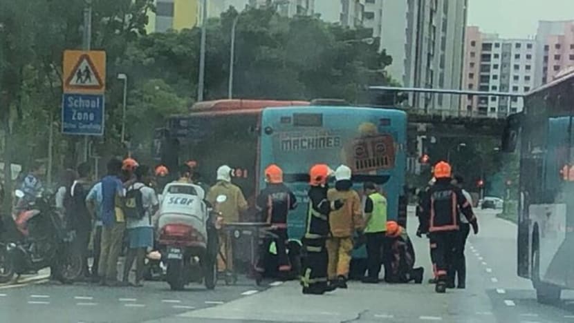 Wanita terperangkap bawah bas di Sengkang meninggal dunia pagi tadi
