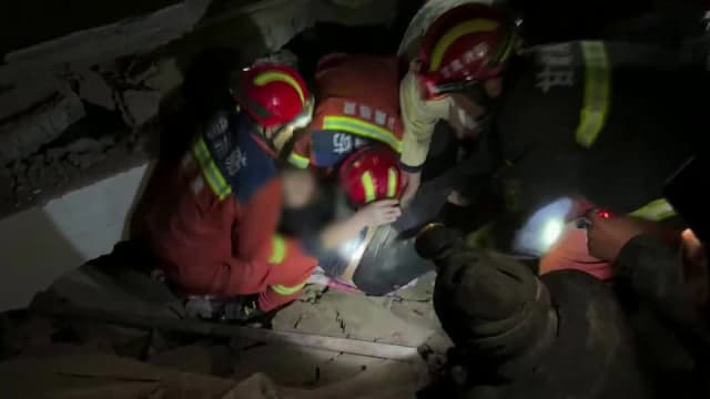 中国甘肃6.2级地震死亡人数攀升至116人