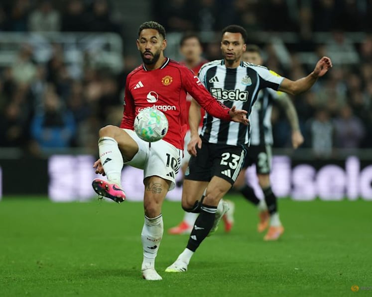 Newcastle, down to 10 men, end Carrick's unbeaten run with Man Utd