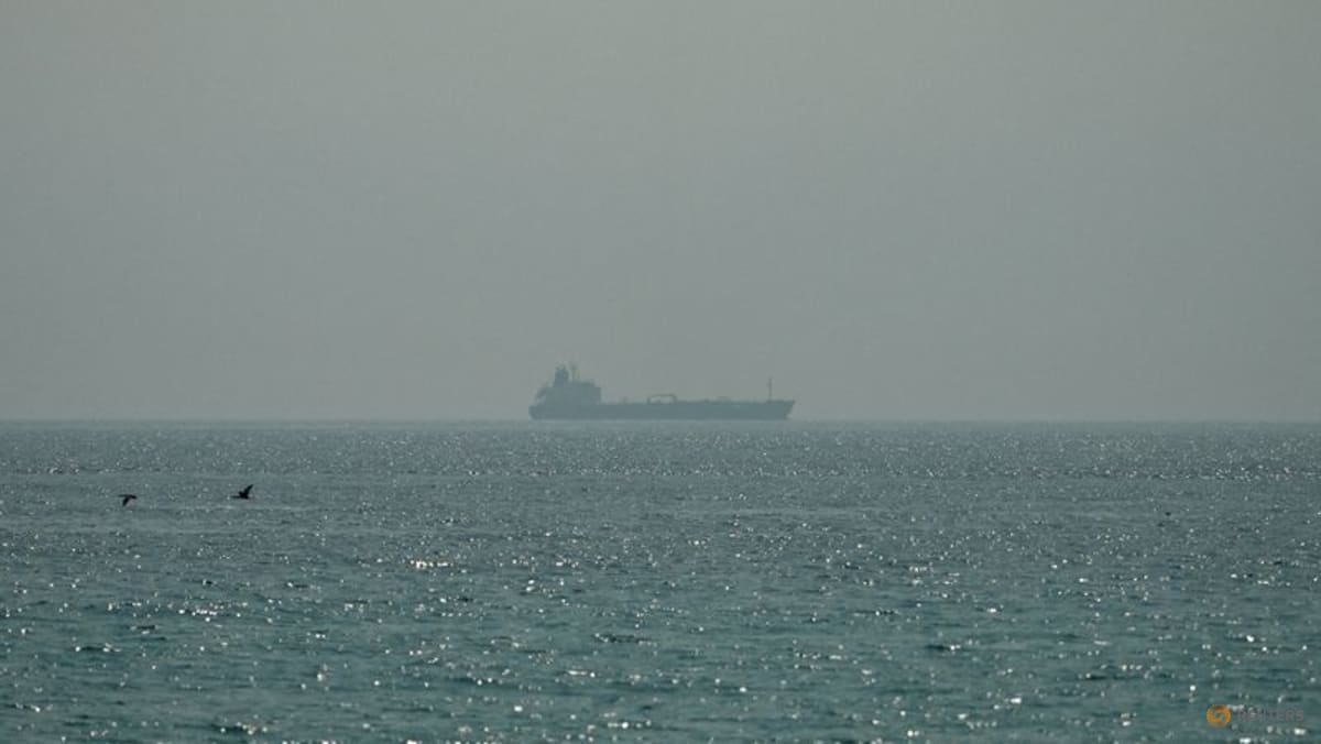 Oil steadies as US and Iran agree to halt attacks