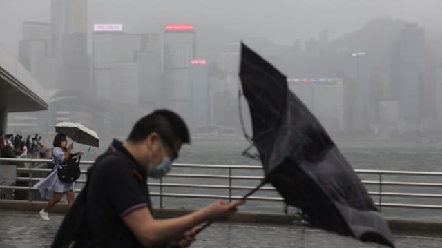 香港雷暴雨来袭 黑色暴雨警告维持两小时后降级