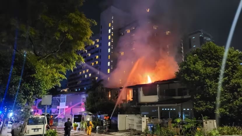 Sekitar 20 penduduk dipindahkan selepas kebakaran tercetus di East Coast Road