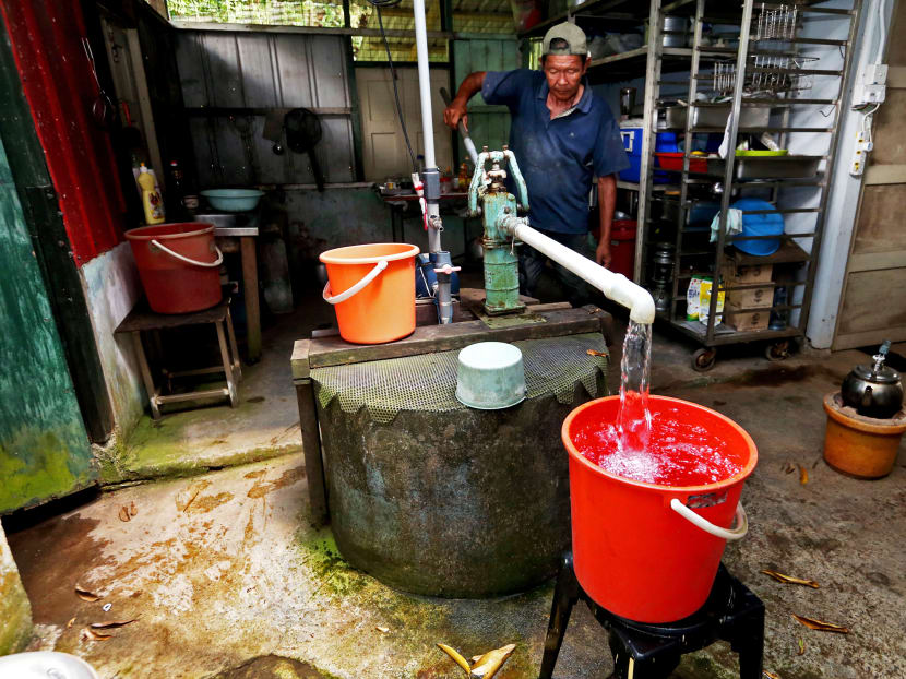 Crab catcher Quek Kim Kiang demonstrating how water is drawn from the well by his home at Pulau Ubin. Photo: Ooi Boon Keong/TODAY Crab catcher Quek Kim Kiang demonstrating how water is drawn from the well by his home at Pulau Ubin. Photo: Ooi Boon Keong/TODAY