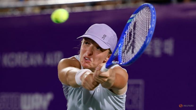 Swiatek battles back to win Korea Open title