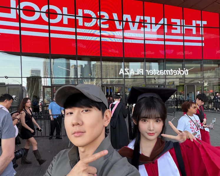 JJ Lin attends girlfriend’s graduation ceremony in New York with his mum