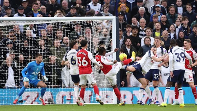 Arsenal restore five-point lead in title race, Liverpool leave it late