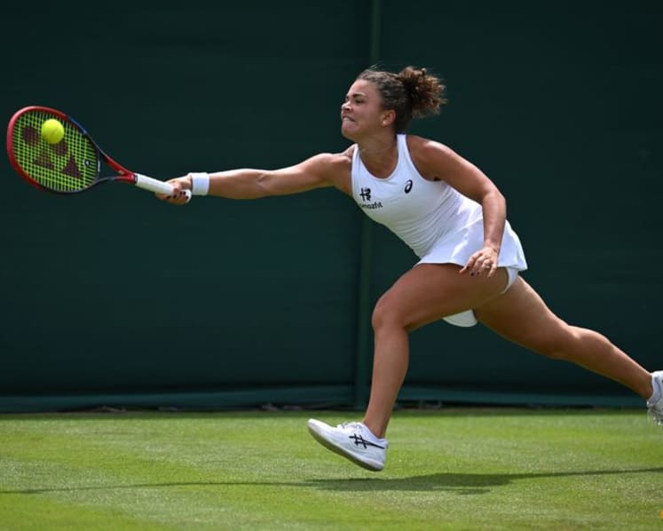 Serena and Wawrinka go down fighting at Wimbledon