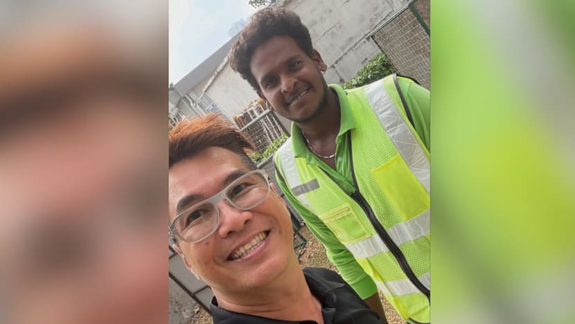 தொலைந்த கடப்பிதழை உரிமையாளரிடம் ஒப்படைத்த வெளிநாட்டு ஊழியர்